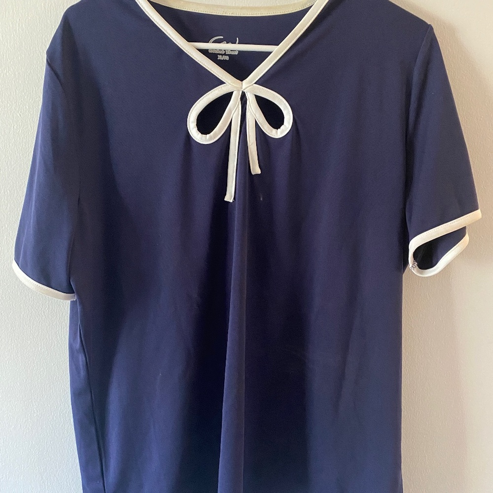 Navy with contrasting bow tee shirt with soft chine